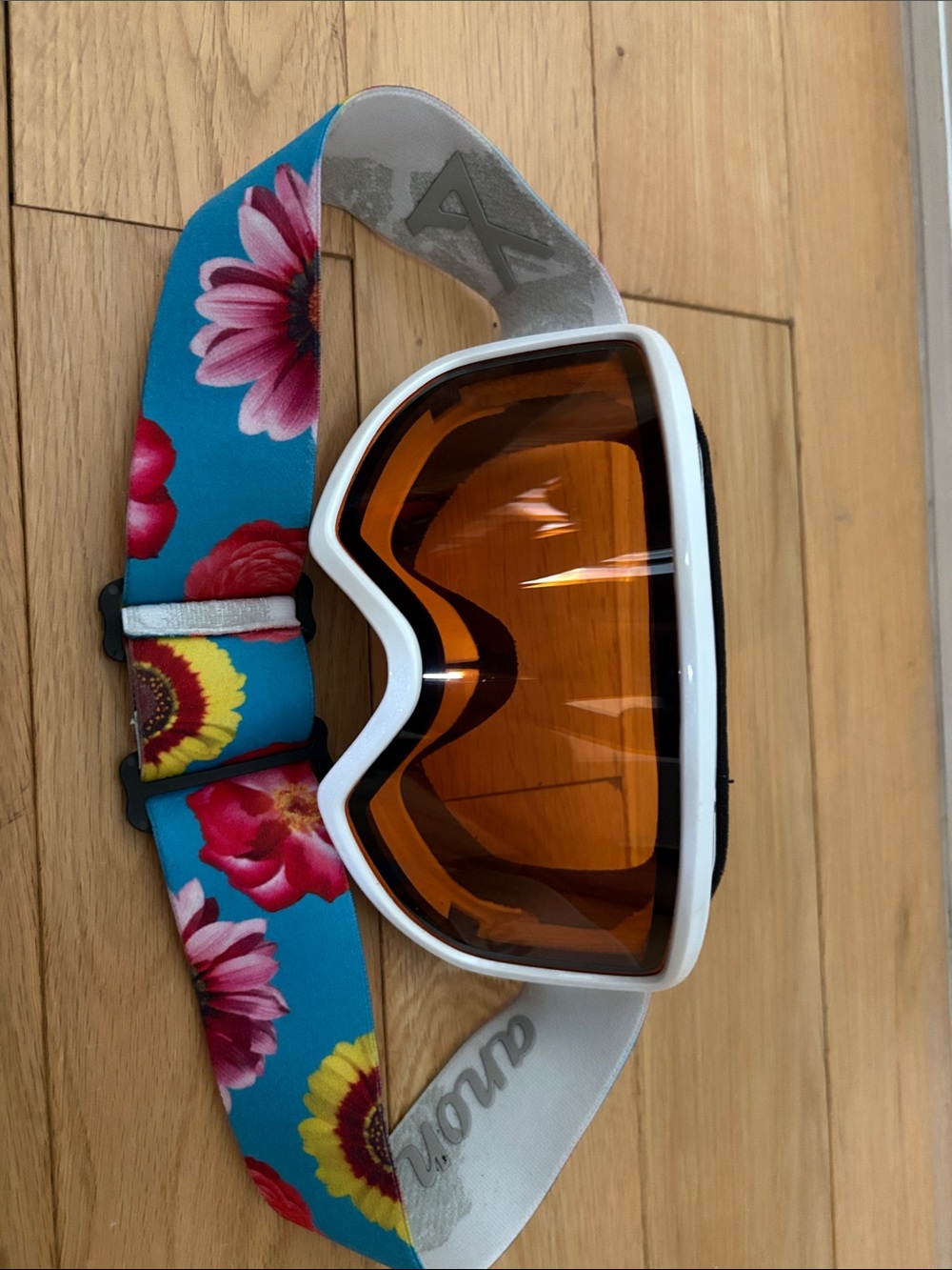 White Frame Anon ski goggles with reversible strap